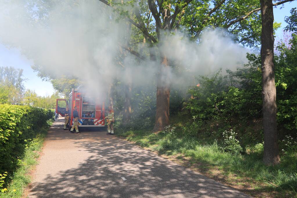 Struiken in brand op geluidswal