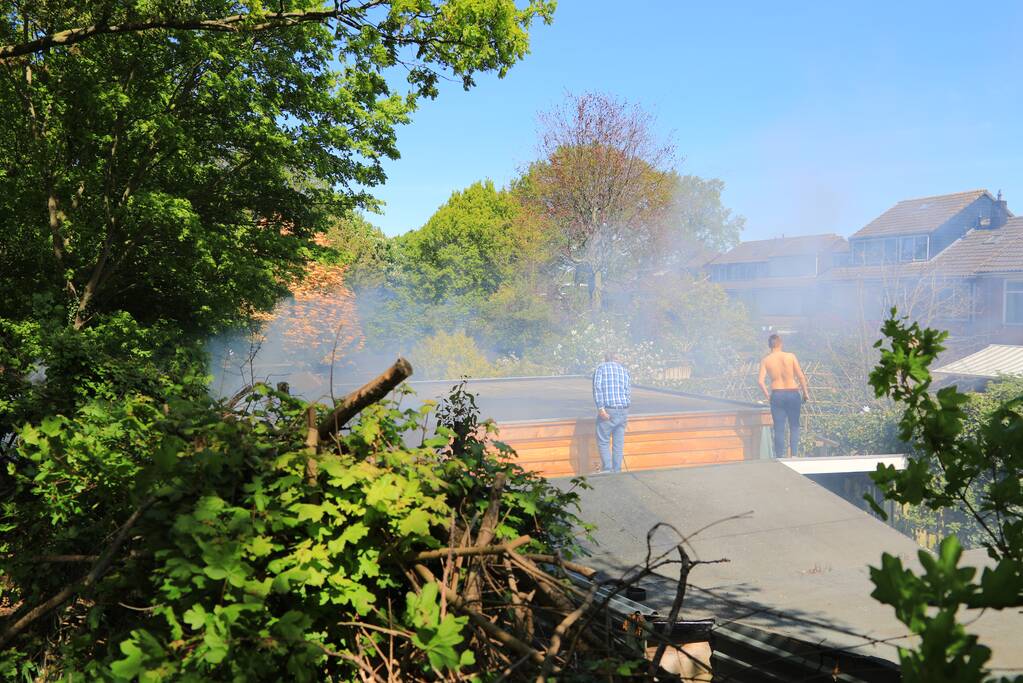 Struiken in brand op geluidswal