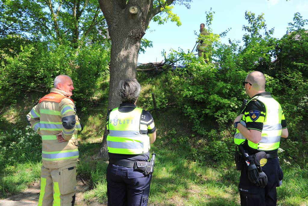 Struiken in brand op geluidswal