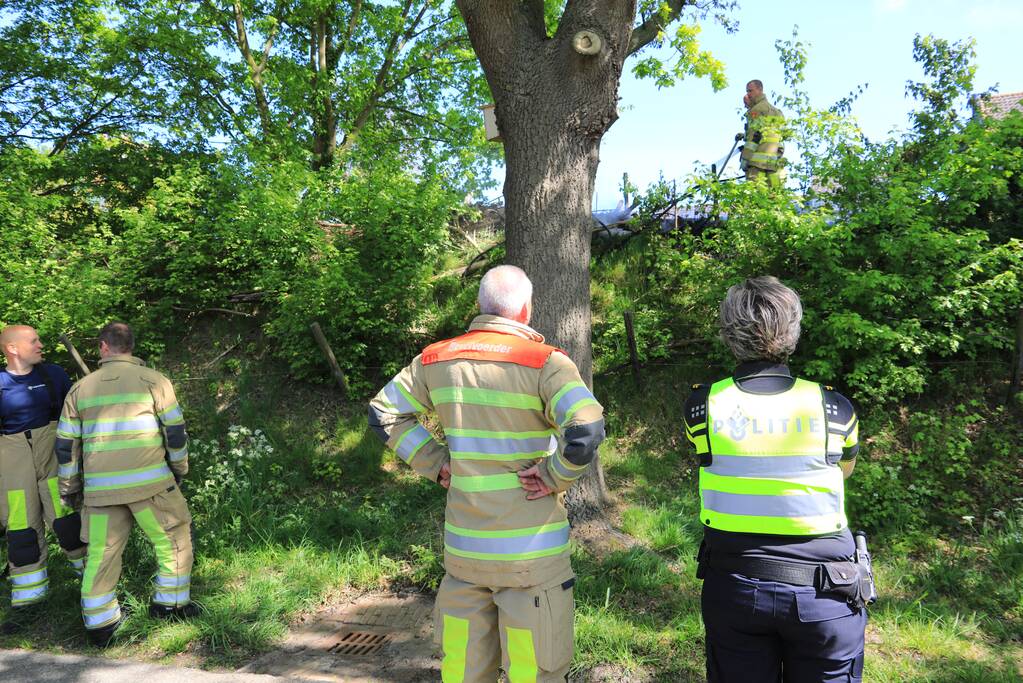 Struiken in brand op geluidswal