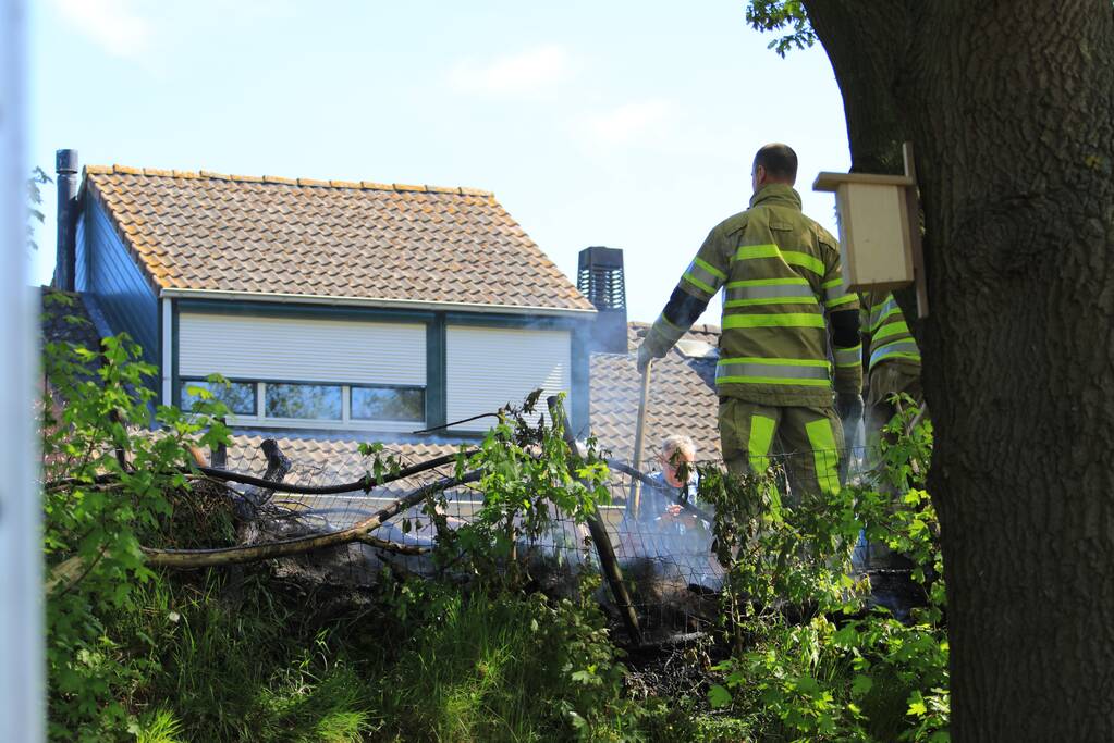 Struiken in brand op geluidswal