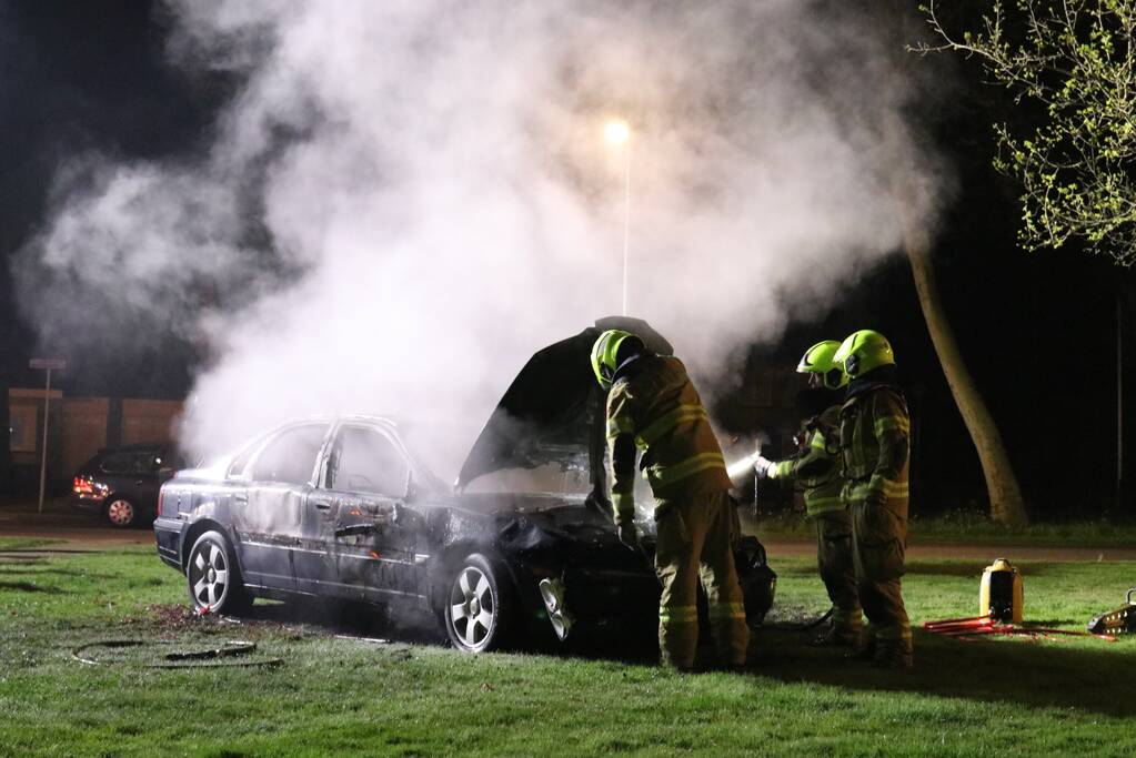 Auto in brand gestoken