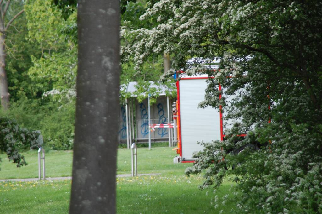 Persoon bevrijd in park Meiveld