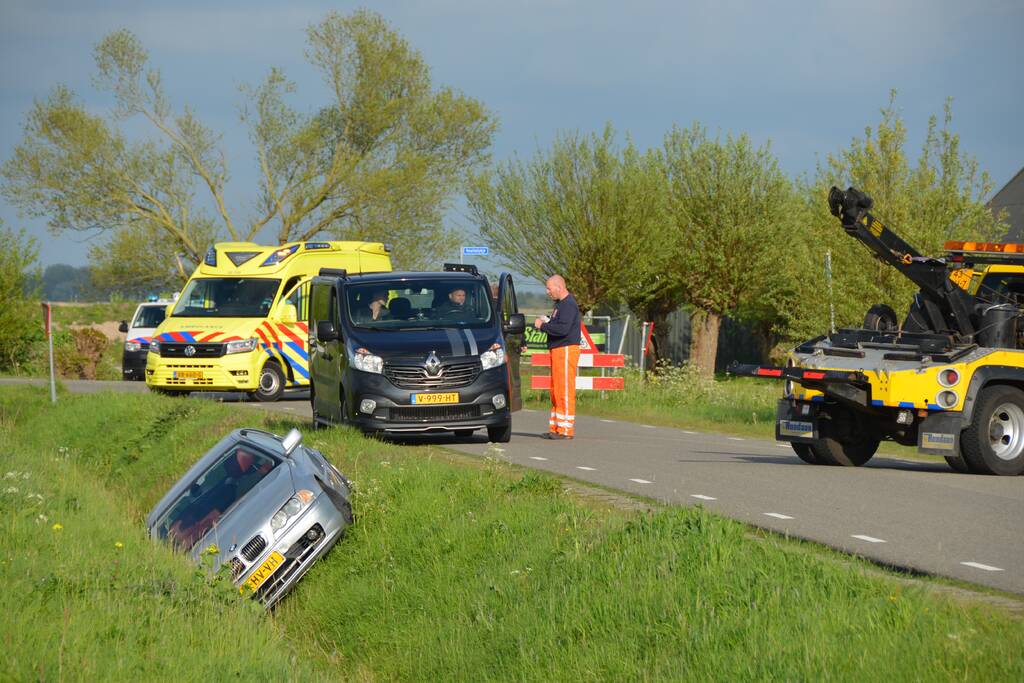 Personenauto raakt van de weg