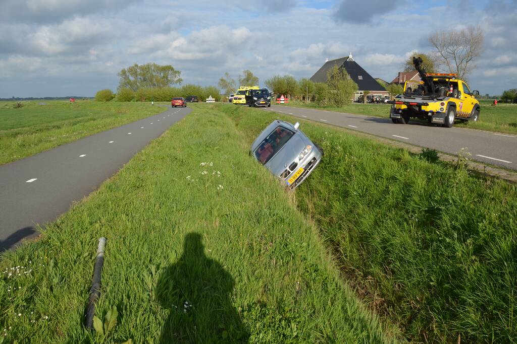 Personenauto raakt van de weg