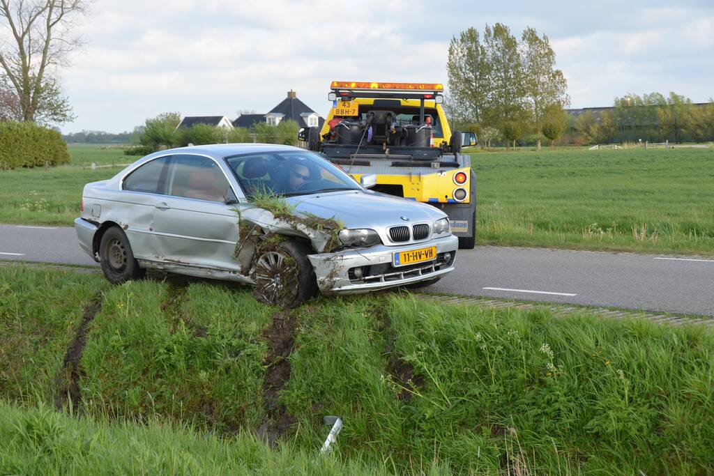 Personenauto raakt van de weg