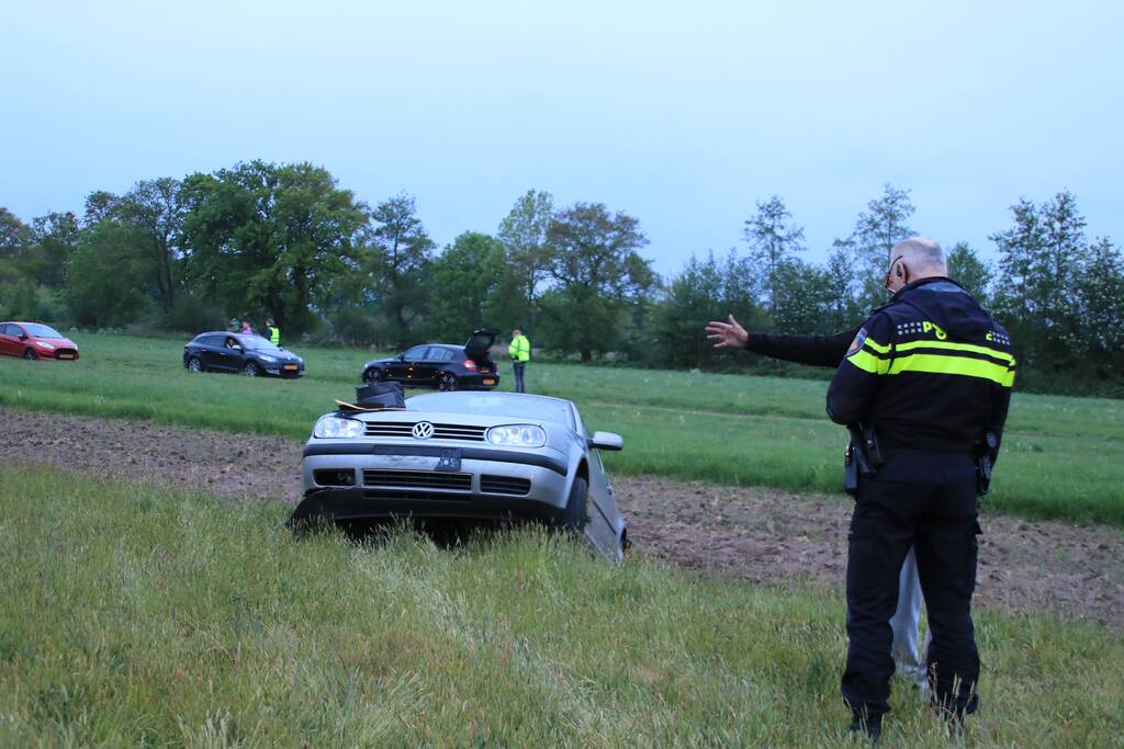 Auto belandt in de sloot naast de A30