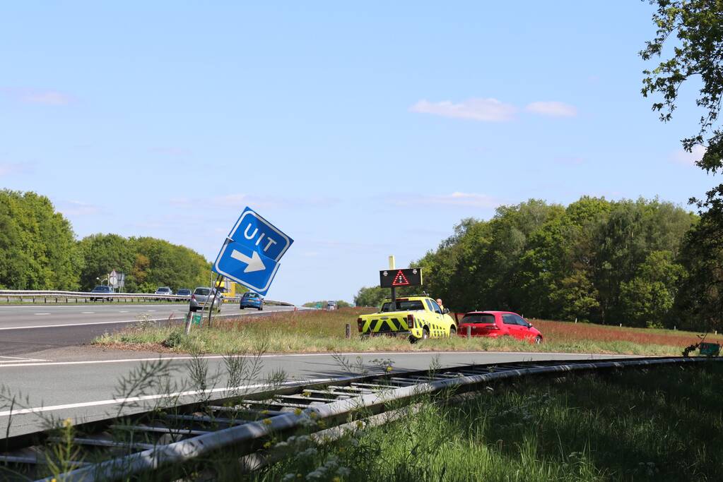 Automobilist rijdt verkeersbord uit de grond