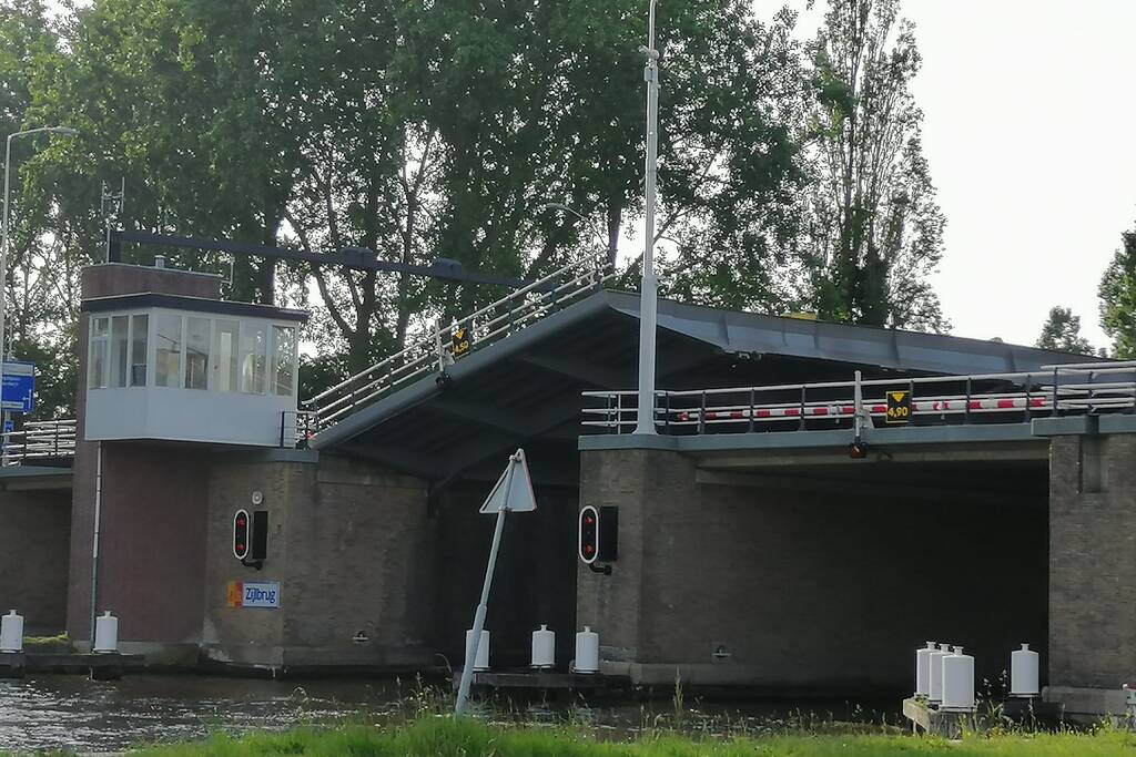 Zijlbrug in storing, flinke verkeershinder