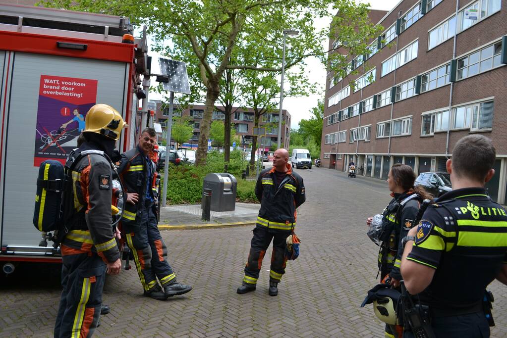 Zoektocht naar sterke benzinelucht in bergruimte flat