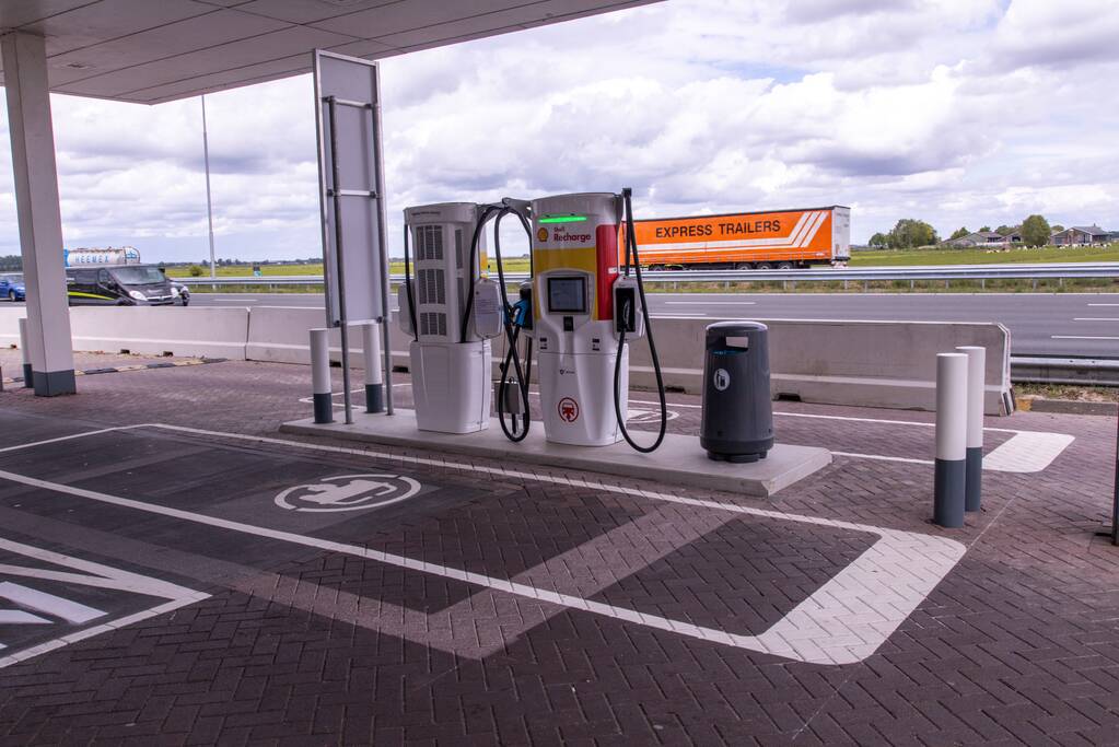 Eerste 175 kW snellaadpalen bij tankstation Shell De Slaag