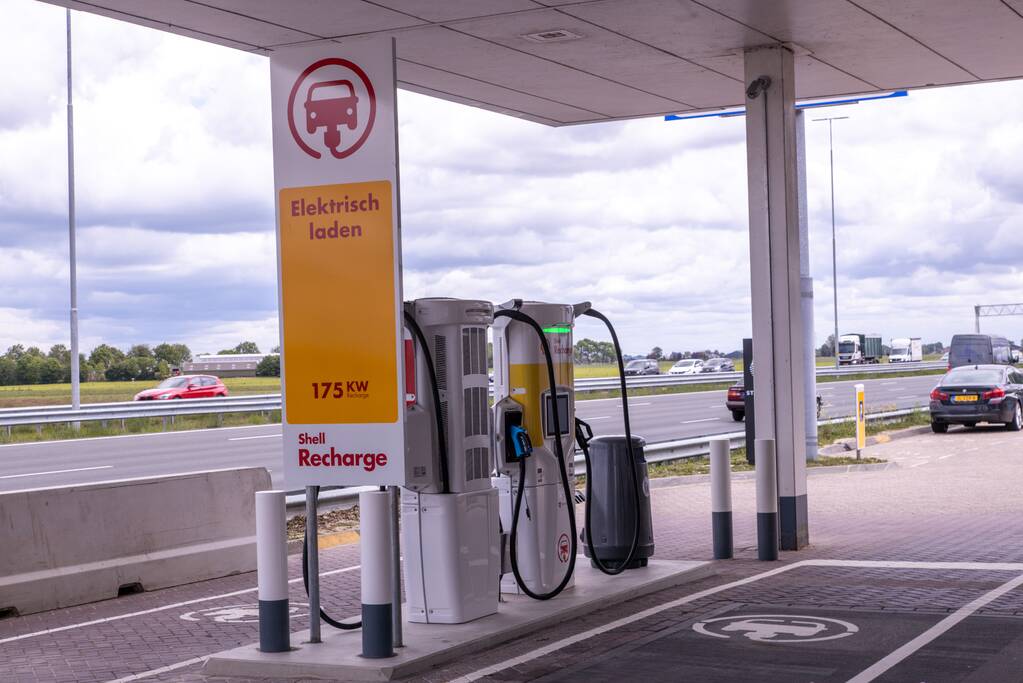 Eerste 175 kW snellaadpalen bij tankstation Shell De Slaag