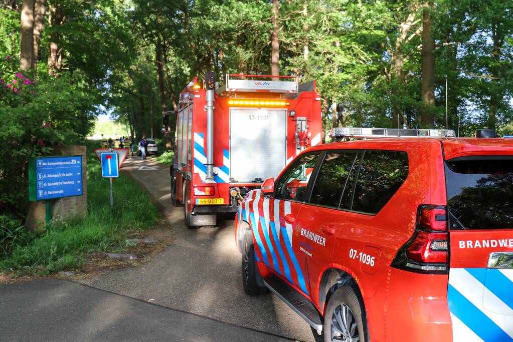 Vaten met mogelijk drugsafval aangetroffen in bos