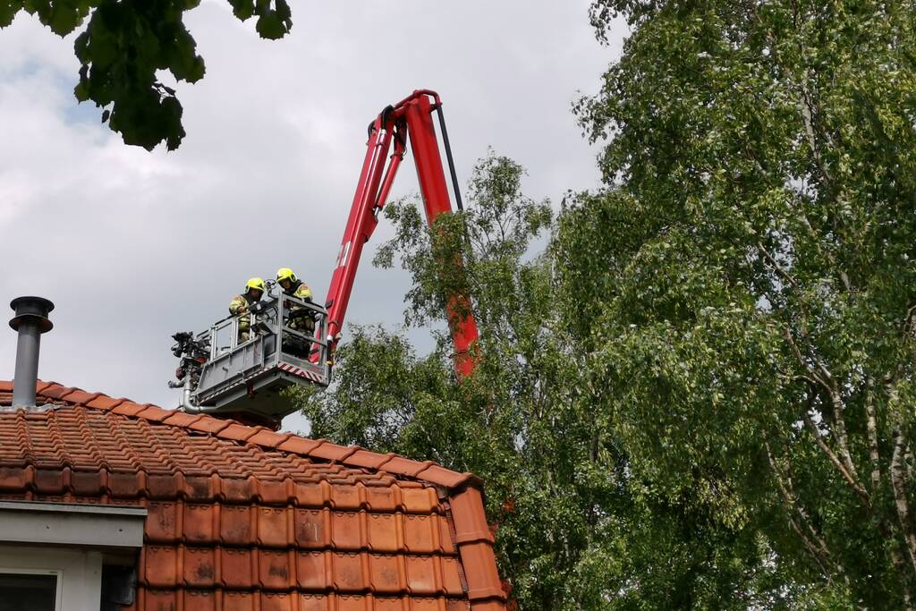 Loshangende takken door brandweer verwijderd