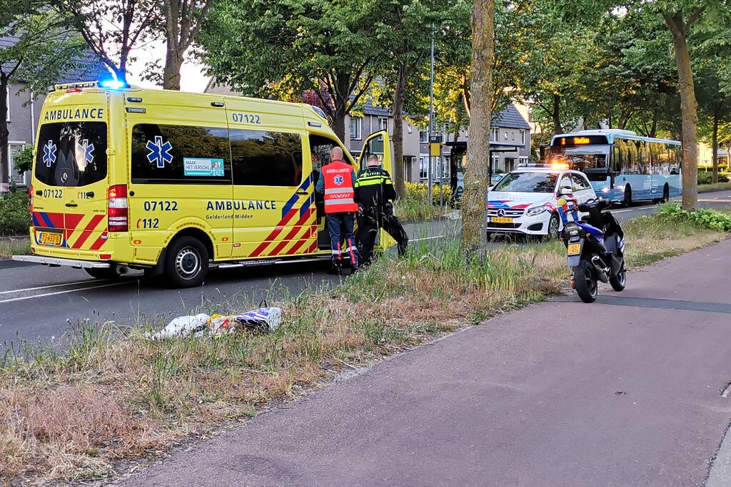 Scooterrijder gaat onderuit en raakt ernstig gewond