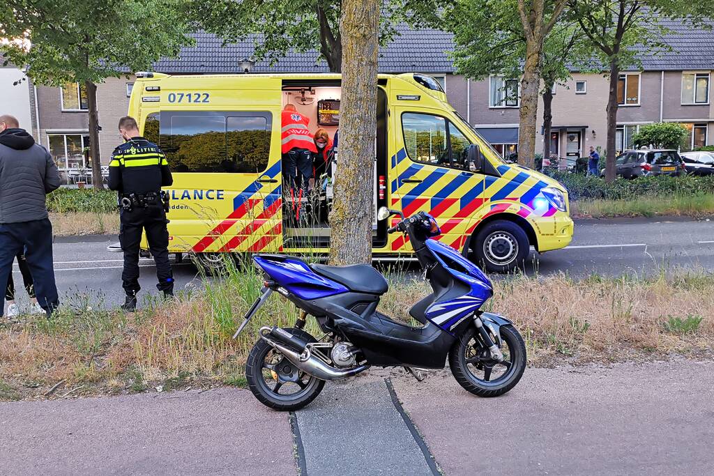 Scooterrijder gaat onderuit en raakt ernstig gewond