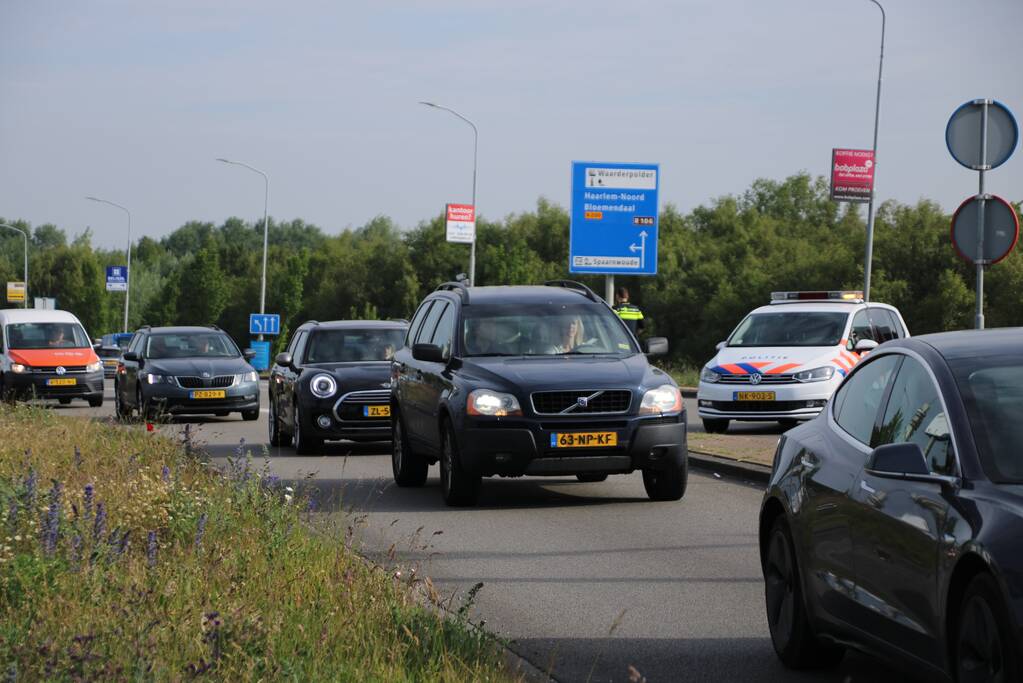 Automobilist knalt achterop stilstaande auto bij verkeerslicht