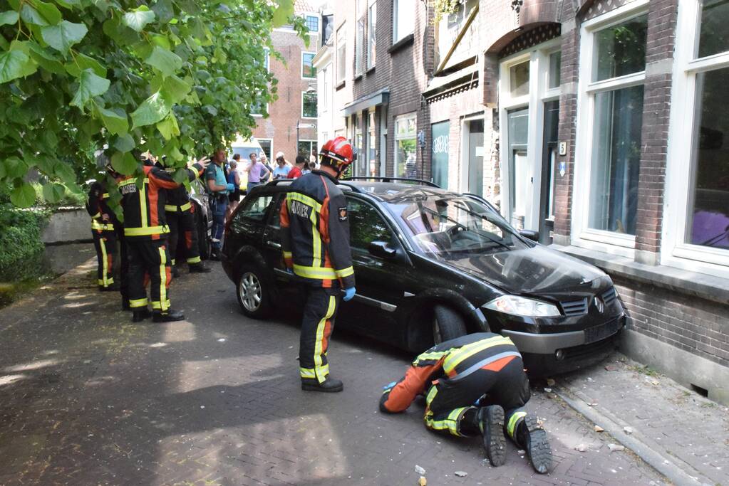 Personenauto botst op gevel van woning