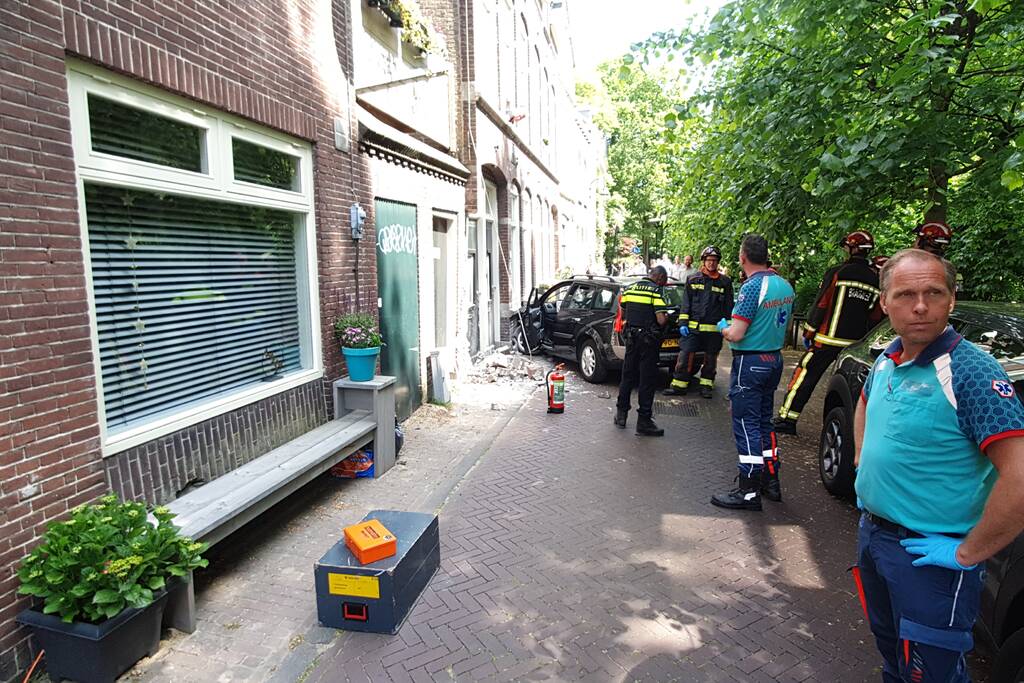 Personenauto botst op gevel van woning