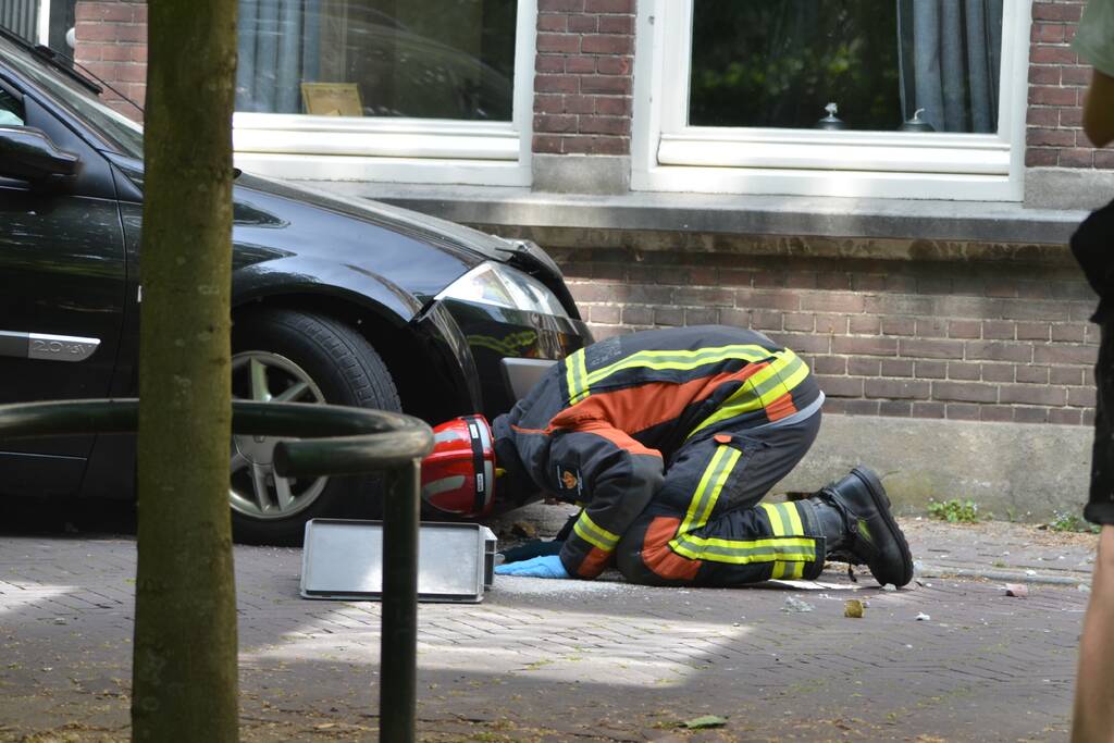 Personenauto botst op gevel van woning