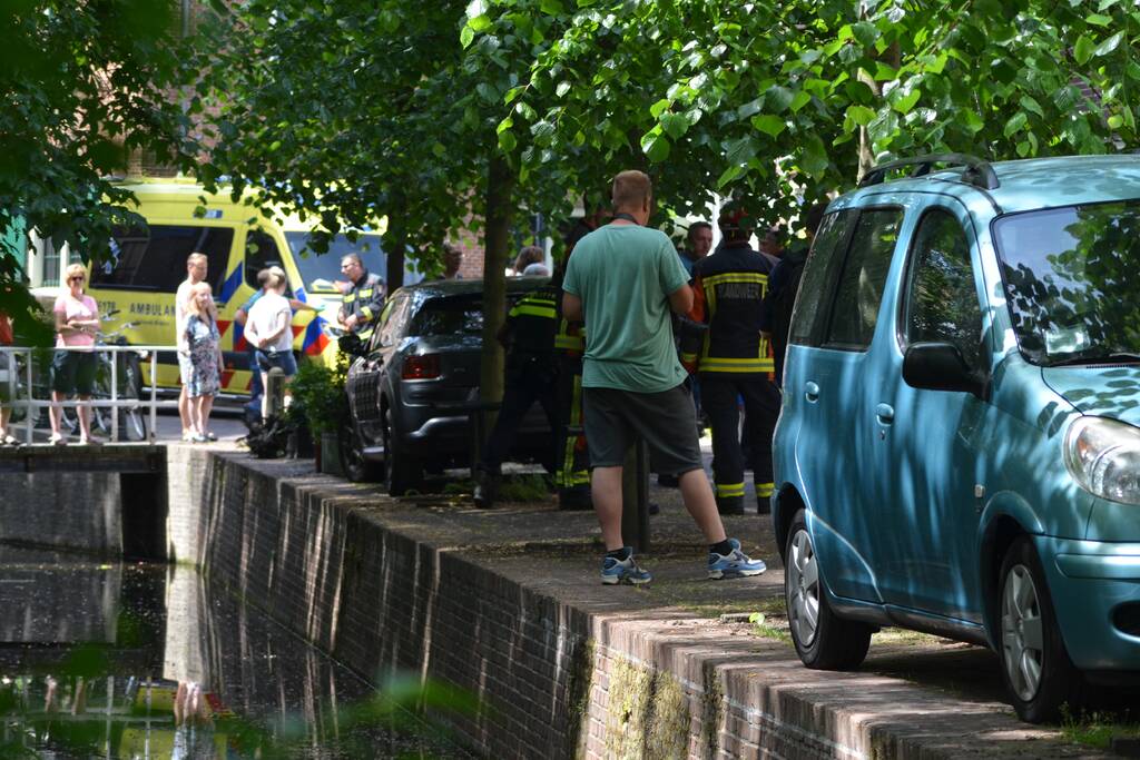 Personenauto botst op gevel van woning