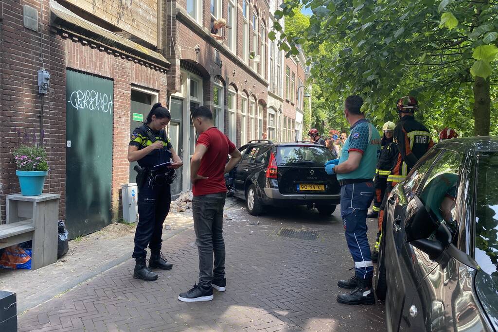 Personenauto botst op gevel van woning