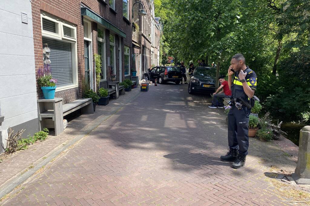 Personenauto botst op gevel van woning