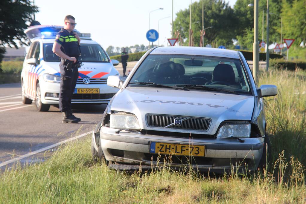 Auto knalt op betonblok bestuurder neemt de benen