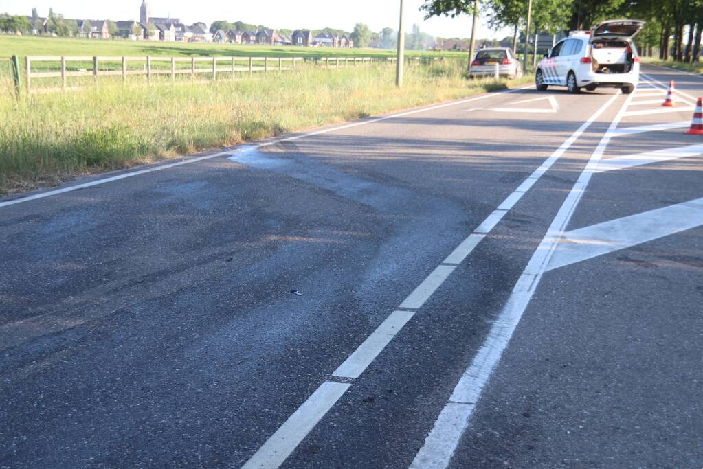 Auto knalt op betonblok bestuurder neemt de benen