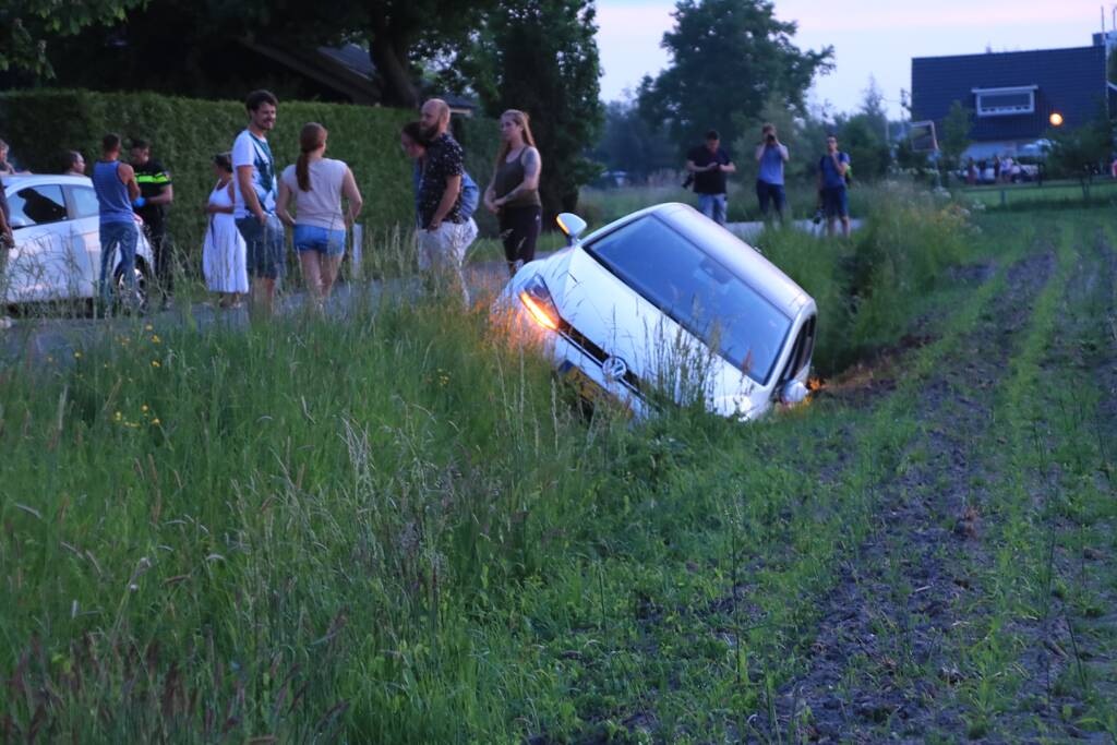 Auto vliegt uit de bocht, bestuurder aangehouden