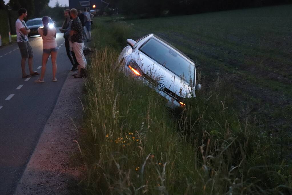 Auto vliegt uit de bocht, bestuurder aangehouden