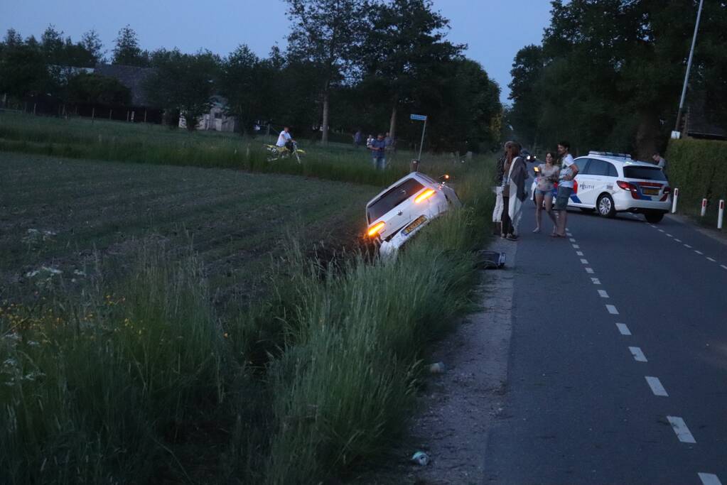 Auto vliegt uit de bocht, bestuurder aangehouden