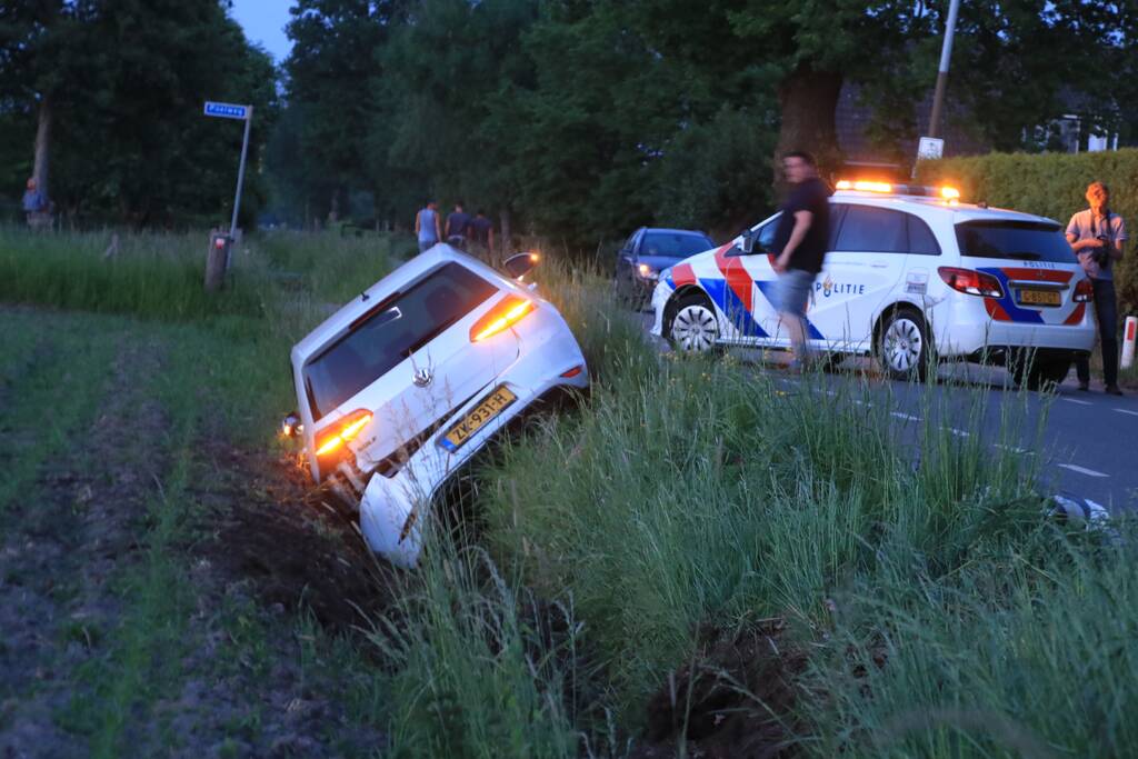 Auto vliegt uit de bocht, bestuurder aangehouden