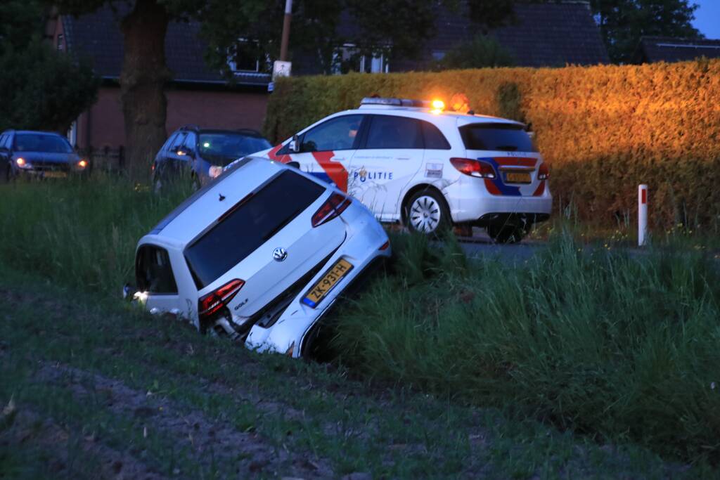 Auto vliegt uit de bocht, bestuurder aangehouden