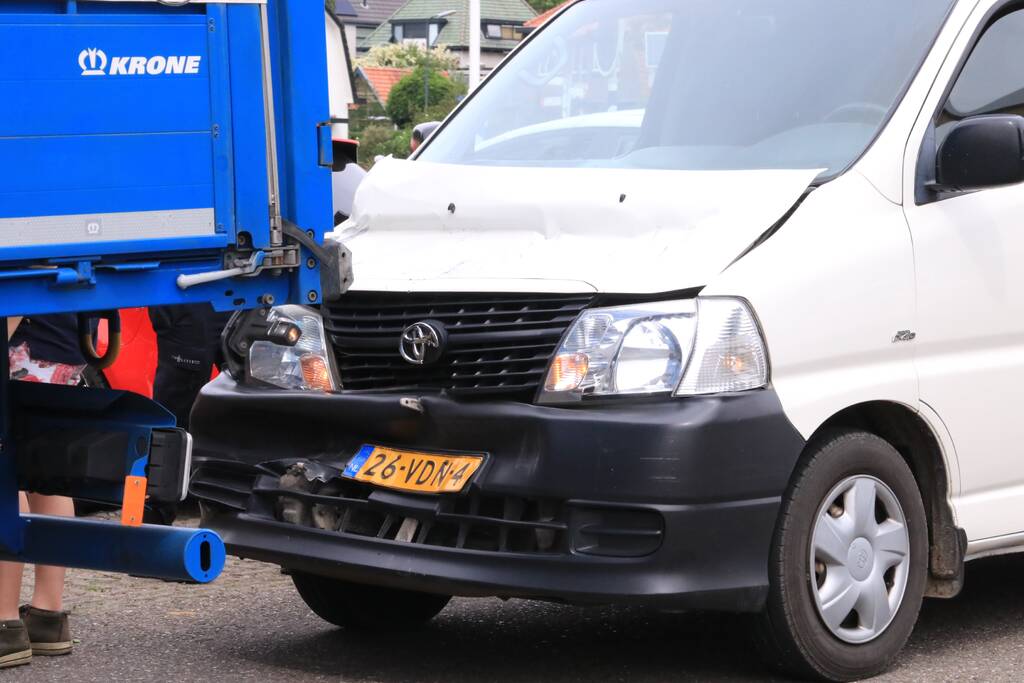 Bestelbus klapt achterop vrachtwagen