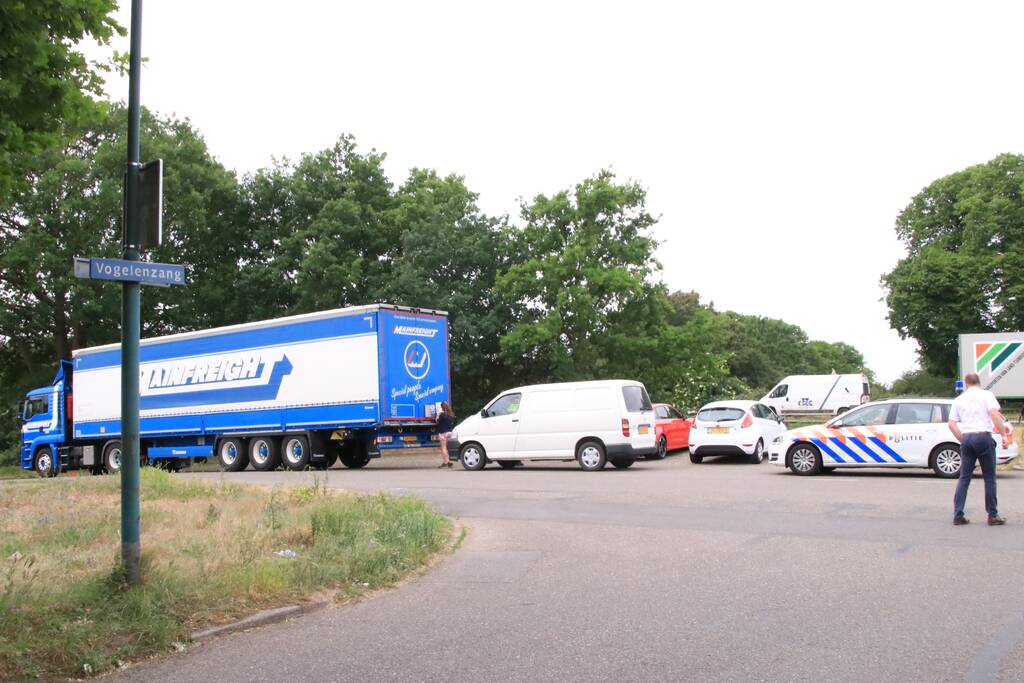 Bestelbus klapt achterop vrachtwagen