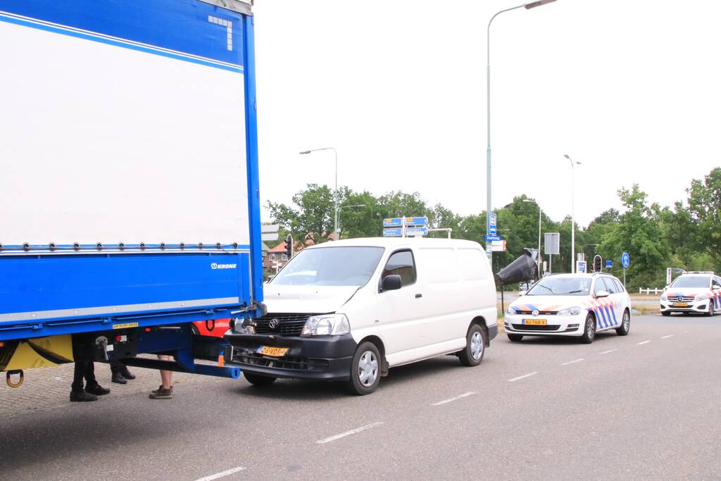 Bestelbus klapt achterop vrachtwagen