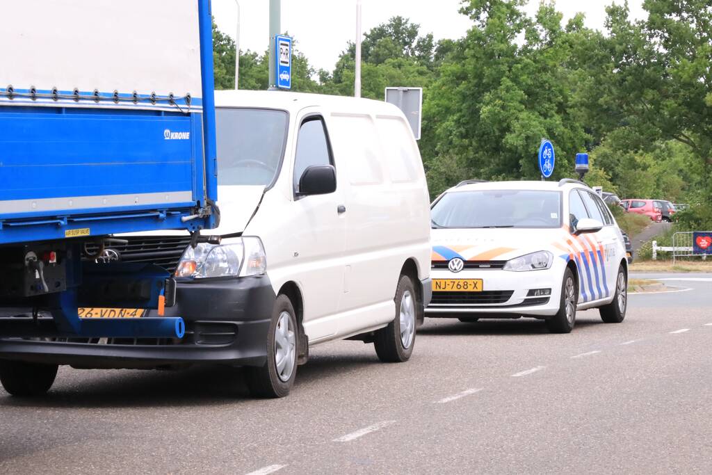 Bestelbus klapt achterop vrachtwagen