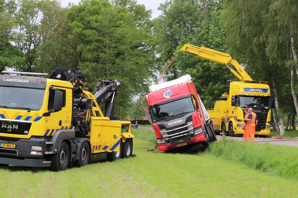 Vrachtwagen belandt in weiland bij uitwijkmanoeuvre