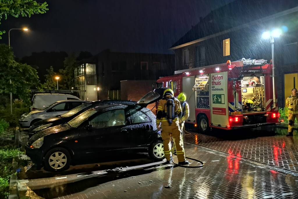 Persoon aangehouden na autobrand