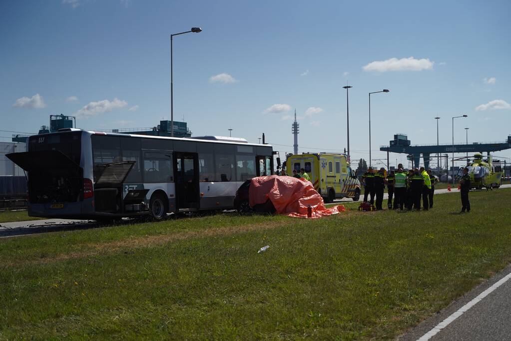 Auto botst op RET-stadsbus, automobilist overleden