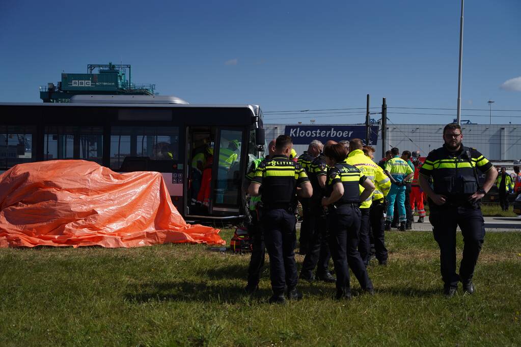 Auto botst op RET-stadsbus, automobilist overleden