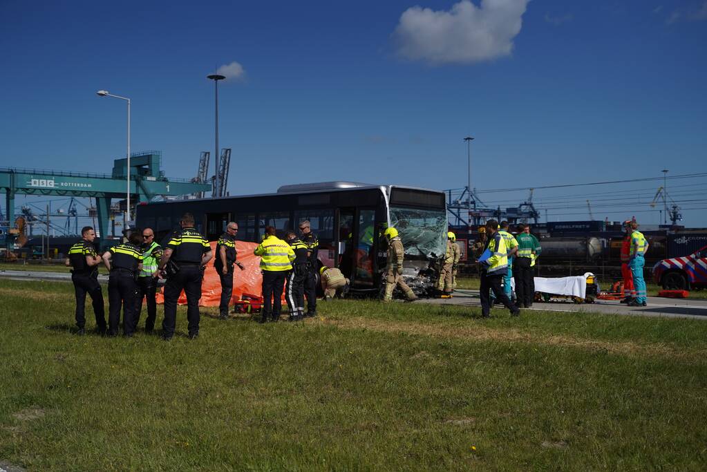 Auto botst op RET-stadsbus, automobilist overleden