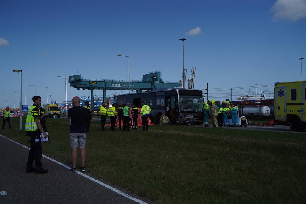 Auto botst op RET-stadsbus, automobilist overleden