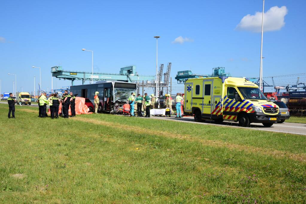 Auto botst op RET-stadsbus, automobilist overleden