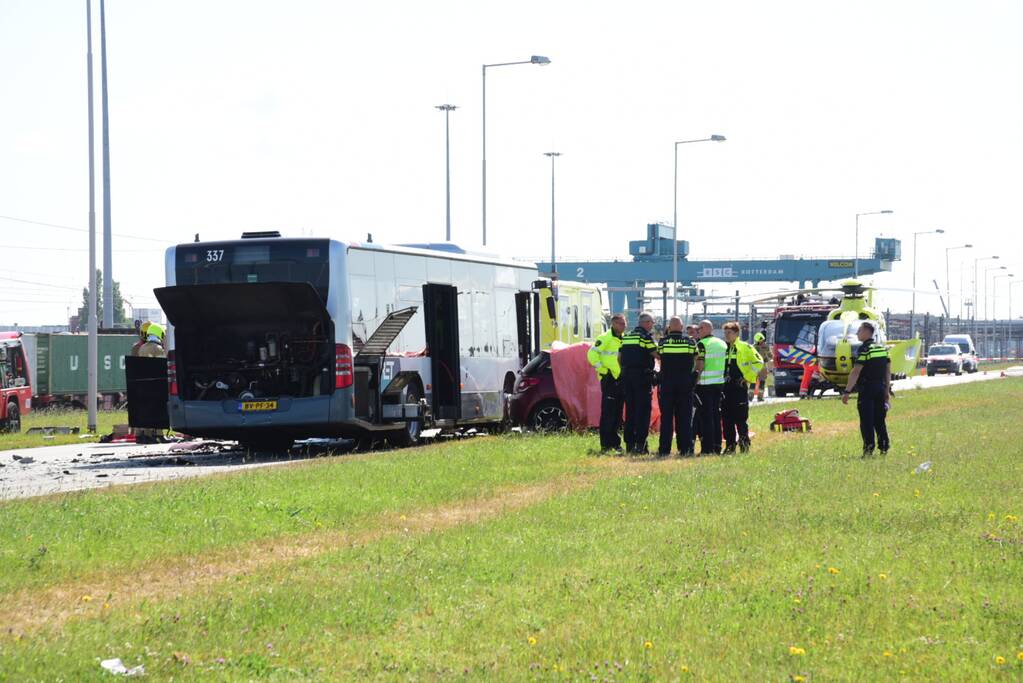 Auto botst op RET-stadsbus, automobilist overleden