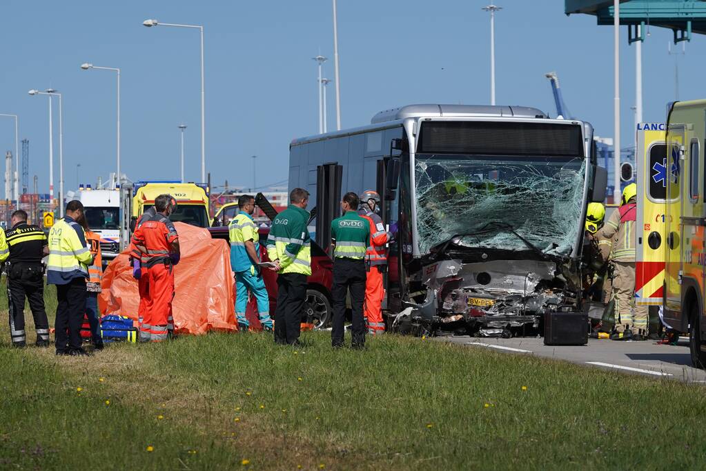 Auto botst op RET-stadsbus, automobilist overleden