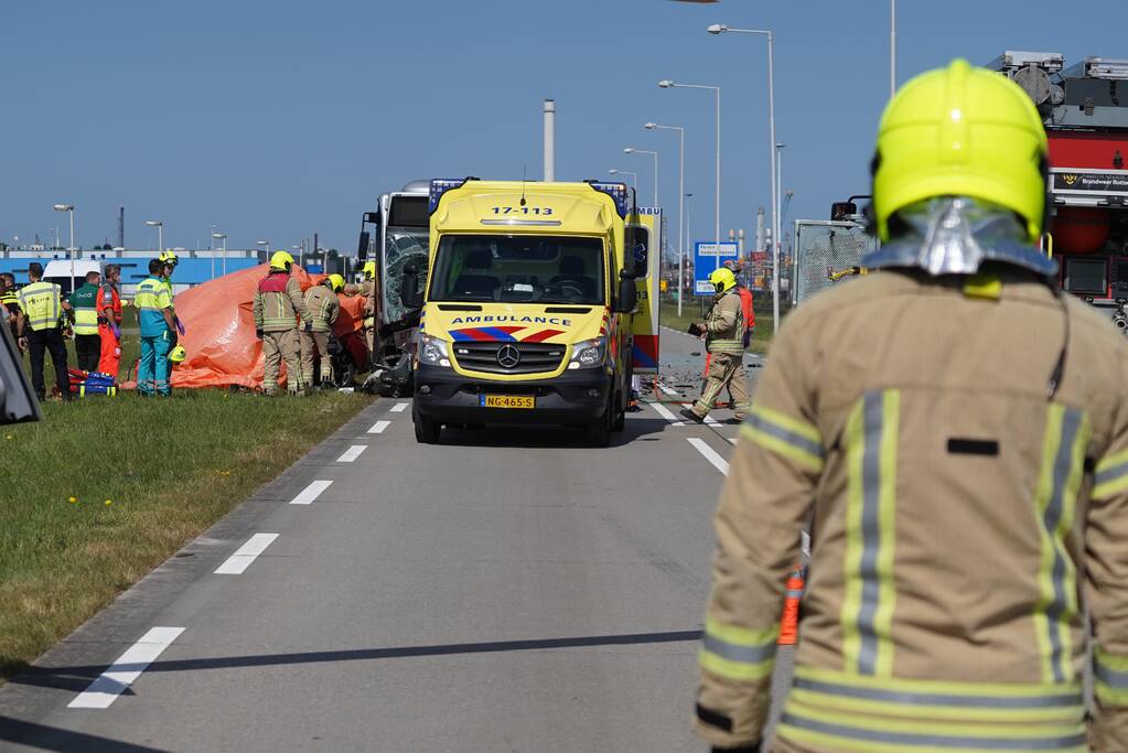 Auto botst op RET-stadsbus, automobilist overleden