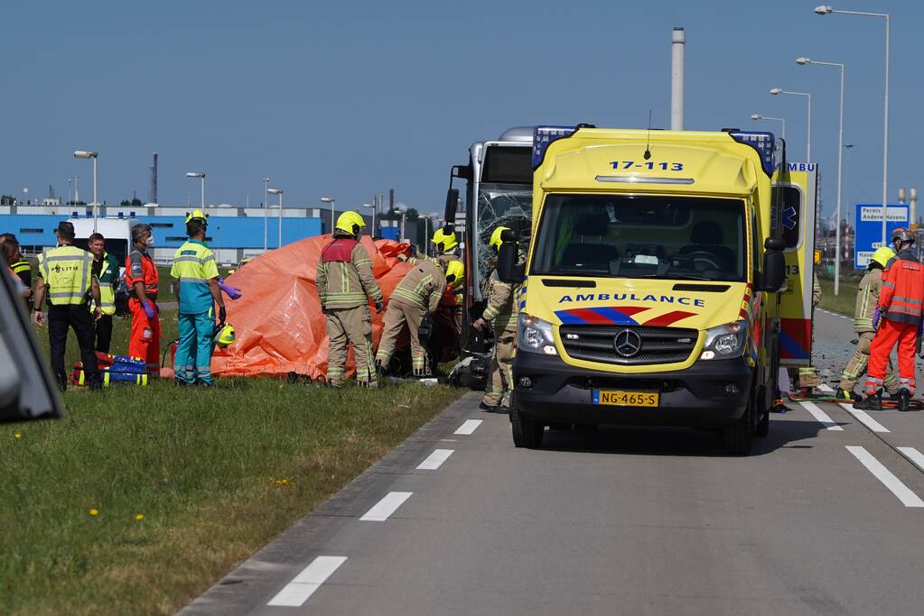 Auto botst op RET-stadsbus, automobilist overleden