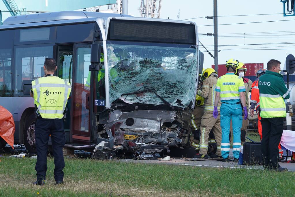 Auto botst op RET-stadsbus, automobilist overleden